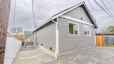 2106 Oakes Ave in Everett, WA - Building Photo - Building Photo