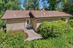 12 Sparrowhawk Ln in Oak Park, CA - Building Photo