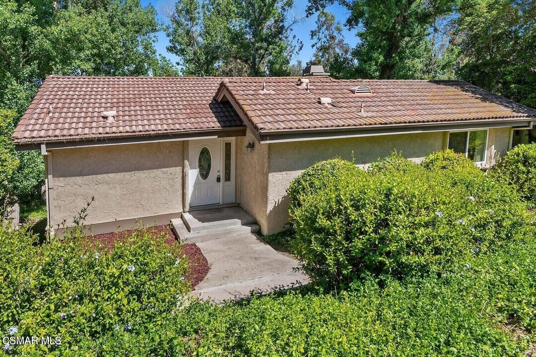 12 Sparrowhawk Ln in Oak Park, CA - Building Photo