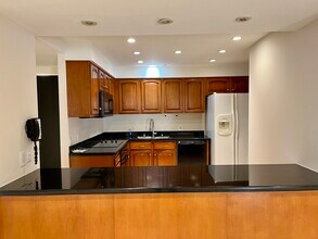 10445 Wilshire Blvd, Unit 305 in Los Angeles, CA - Foto de edificio - Building Photo