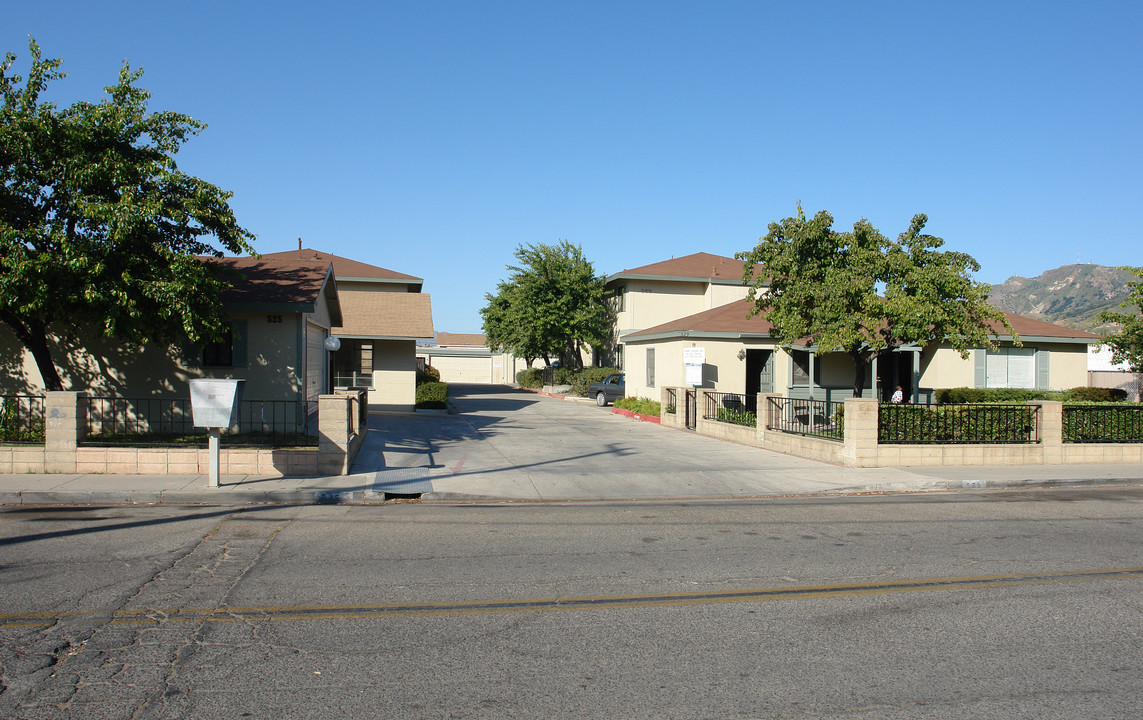 525-529 Acacia Rd in Santa Paula, CA - Foto de edificio