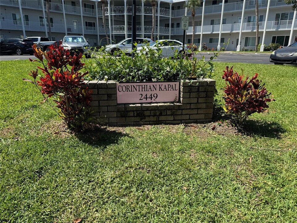 2449 Columbia Dr in Clearwater, FL - Building Photo