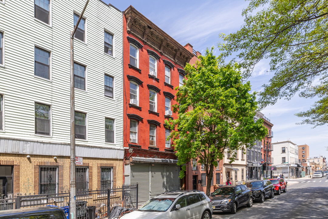 199 Johnson Ave in Brooklyn, NY - Building Photo