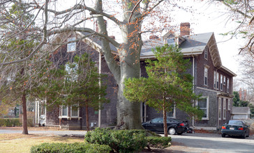 81 Cottage St in New Bedford, MA - Foto de edificio - Building Photo