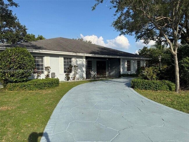 13501 SW 104th Ave in Miami, FL - Building Photo - Building Photo