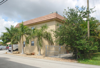 61 NW 36th St in Oakland Park, FL - Foto de edificio - Building Photo