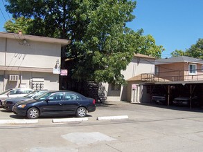 V Street Apartments in Sacramento, CA - Building Photo - Building Photo