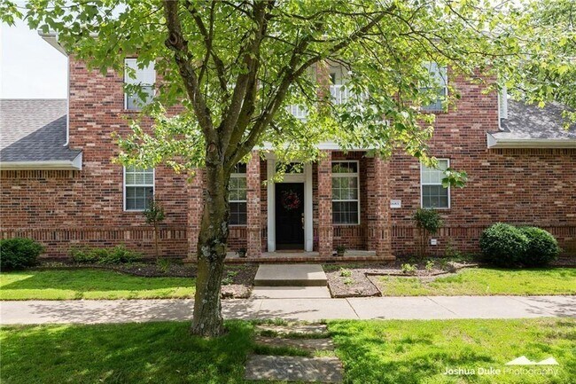 523 Founders Park Dr E in Springdale, AR - Foto de edificio - Building Photo