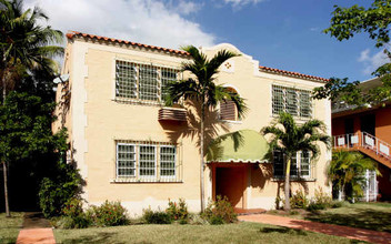 215 Phoenetia Ave in Coral Gables, FL - Foto de edificio - Building Photo