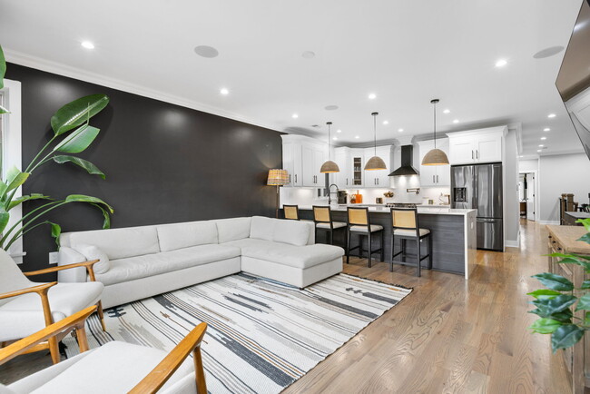 23 Manhattan Ave, Unit 1 in Jersey City, NJ - Building Photo - Building Photo