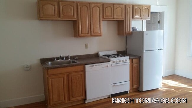 1615 Commonwealth Ave in Boston, MA - Building Photo - Building Photo