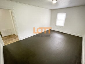 110 W Main St in Greenville, SC - Building Photo - Building Photo