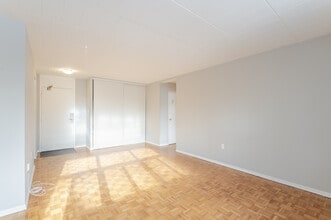 Castlegate Apartments in Toronto, ON - Building Photo - Interior Photo