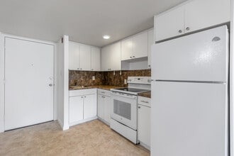 MIAMI CONDO HOLDINGS in Miami, FL - Building Photo - Interior Photo