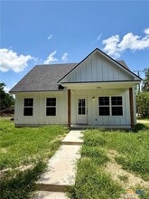 506 N Crockett Ave in Cameron, TX - Building Photo - Building Photo