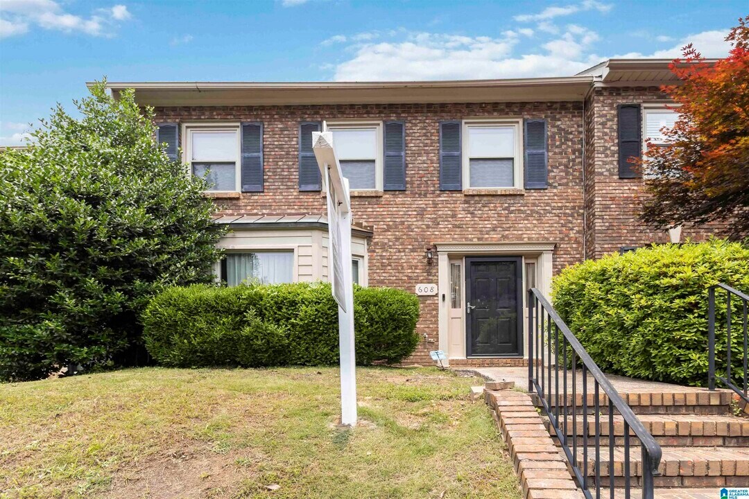 608 Mountain Laurel Ct in Birmingham, AL - Building Photo