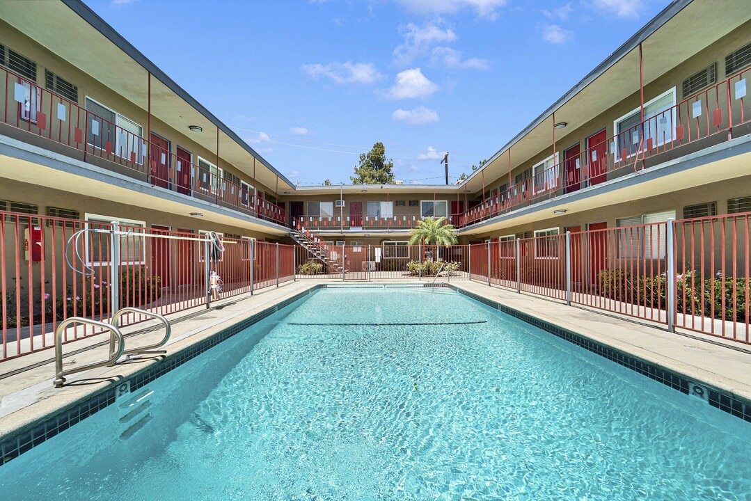 Twin Palms in Pomona, CA - Foto de edificio