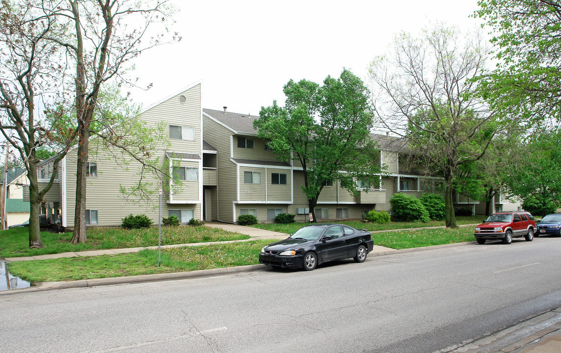 Kentucky Place in Lawrence, KS - Building Photo