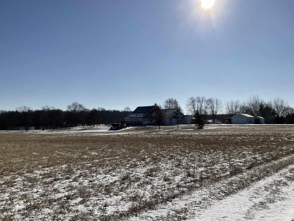 10421 Yoder Rd in Roanoke, IN - Foto de edificio