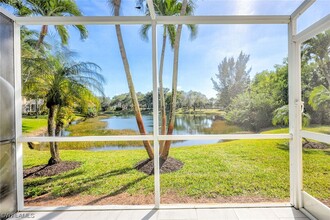 360 Dover Pl in Naples, FL - Foto de edificio - Building Photo