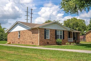 1190 Meadowview Dr in Gallatin, TN - Building Photo