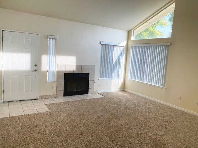 500 White Ln in Bakersfield, CA - Building Photo - Building Photo