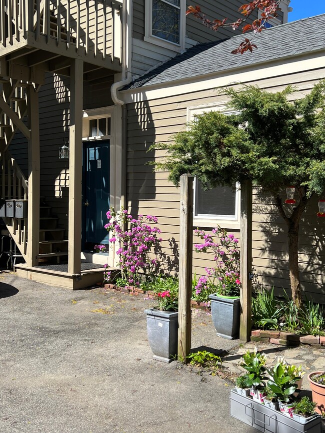 32 Lynde St, Unit 1 Rear in Salem, MA - Building Photo - Building Photo