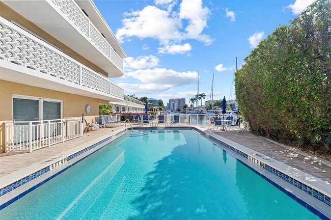 property at 3220 Bayview Dr