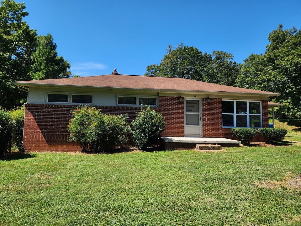 1801 14th St NE in Hickory, NC - Building Photo