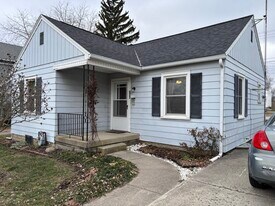 104 W Buckingham Ave in Bellefontaine, OH - Building Photo