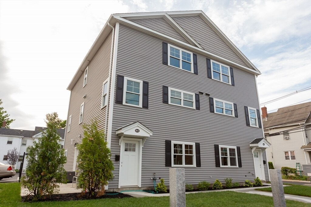 63 Bacon St in Waltham, MA - Building Photo