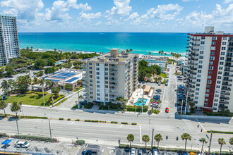 Hillcrest East Number 26 in Hollywood, FL - Building Photo - Building Photo