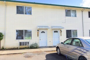 736 NE 94th Ave in Portland, OR - Building Photo