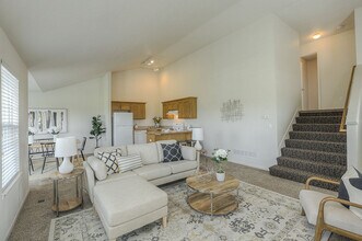 732 S Evergreen St in Gardner, KS - Foto de edificio - Building Photo