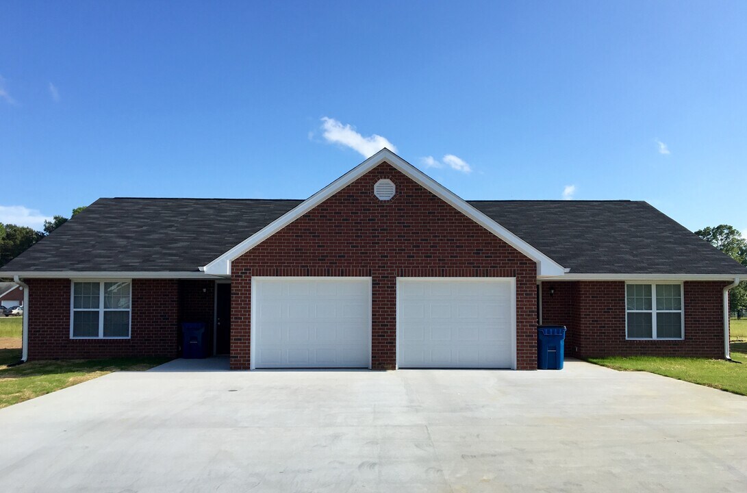 46 Sunshine Ln in Manchester, TN - Building Photo