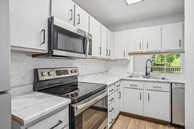 Walden Ridge Townhomes in Iowa City, IA - Building Photo - Building Photo