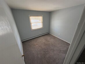 16 Linden St in Coram, NY - Building Photo - Building Photo