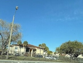 660 W Park Dr in Miami, FL - Building Photo - Building Photo