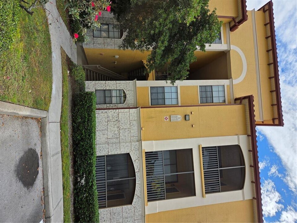 6157 Metrowest Blvd in Orlando, FL - Building Photo