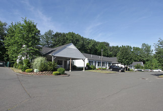 Pine Meadows Townhomes in Plantsville, CT - Foto de edificio - Building Photo