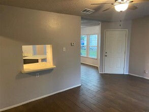 2621 Corian Glen Dr in San Antonio, TX - Foto de edificio - Building Photo
