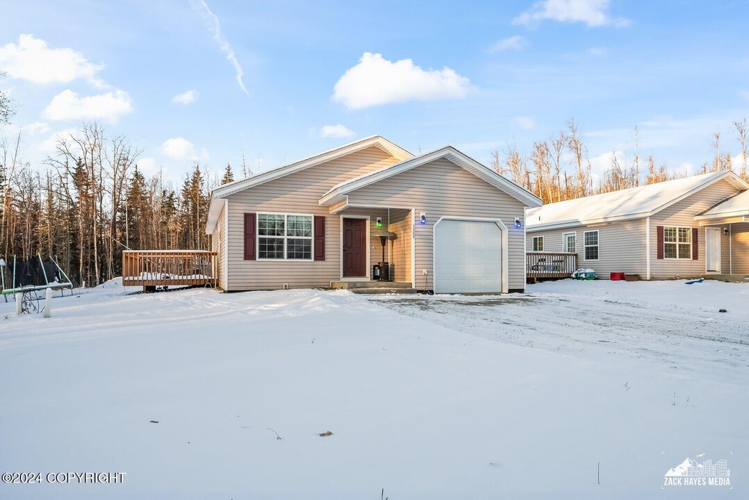 5368 W Hollywood Rd in Wasilla, AK - Building Photo