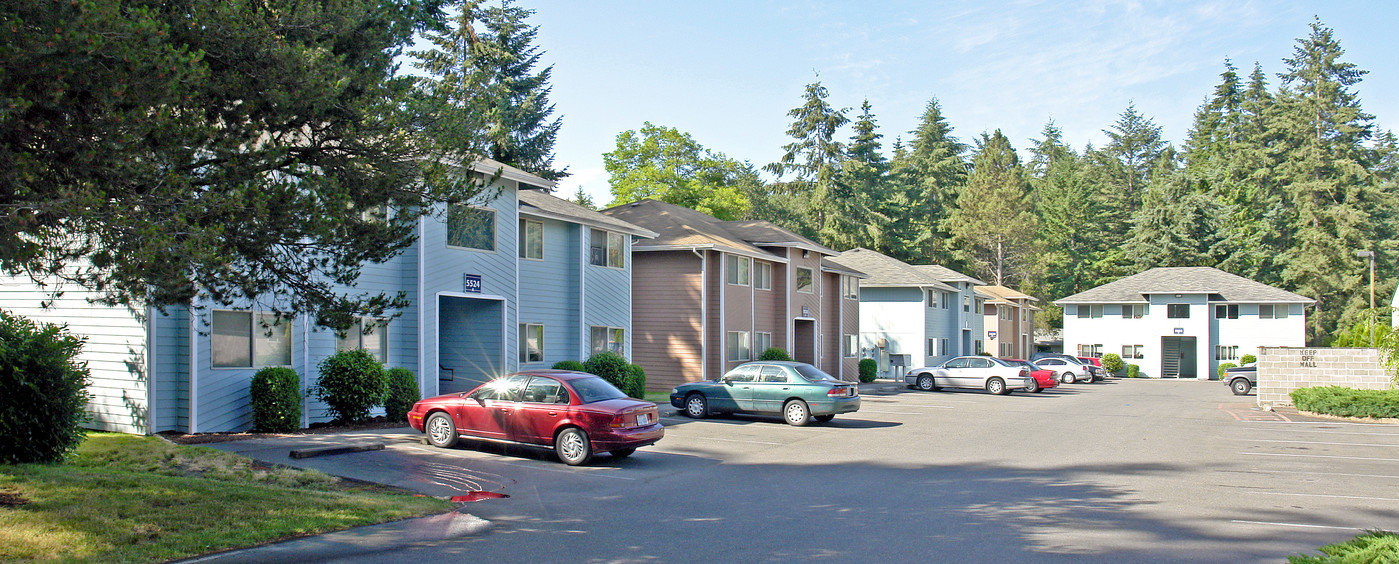 Manresa Apartments in Lakewood, WA - Building Photo