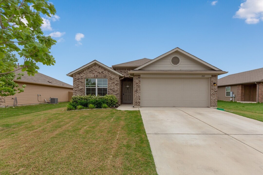 221 Alpha in Kyle, TX - Building Photo