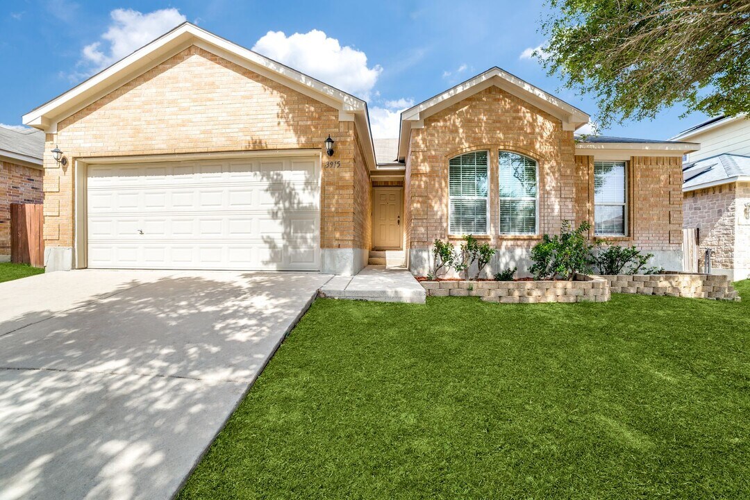 3915 Impatiens View in San Antonio, TX - Building Photo