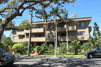 221 S Oak Knoll Ave in Pasadena, CA - Foto de edificio - Building Photo