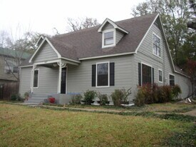827 Avenue M in Huntsville, TX - Building Photo