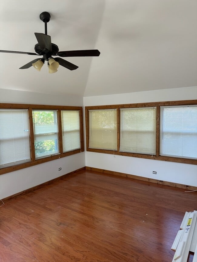 1204 N Hickory Terrace in Round Lake Beach, IL - Building Photo - Building Photo