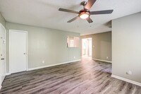 Stone Creek Apartments in Tampa, FL - Building Photo - Building Photo