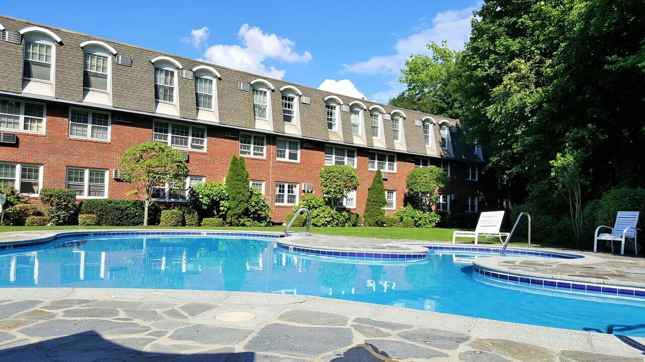 34 Padanaram Ave in Danbury, CT - Building Photo